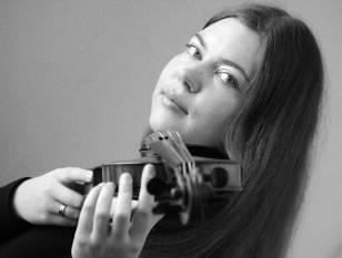 MONIKA URBONAITE / βιολί Η Monika Urbonaite γεννήθηκε στη Λιθουανία σε μουσική οικογένεια.