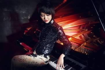 ΒΙΟΓΡΑΦΙΚΑ ΣΗΜΕΙΩΜΑΤΑ ΚΑΛΛΙΤΕΧΝΩΝ: YUJA WANG / πιάνο «Είναι, πολύ απλά, η πιο εκθαμβωτική και εξωπραγματικά χαρισματική πιανίστα της εποχής μας, και δεν χρειάζεται να κάνουμε τίποτα άλλο από το να