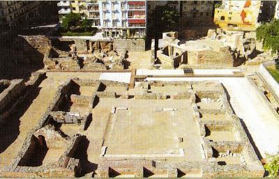 ΡΩΜΑΪΚΑ ΑΝΑΚΤΟΡΑ Τα Ρωμαϊκά Ανάκτορα ήταν ένα μεγάλο και πολυσύνθετο κτιριακό συγκρότημα, στο οποίο κυριαρχούσε μία μεγάλη εσωτερική αυλή και ένα περιμετρικό περιστύλιο.