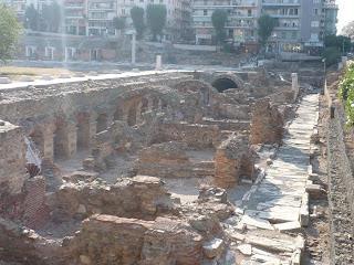 Η ΡΩΜΑΪΚΗ ΑΓΟΡΑ Η Αρχαία Ρωμαϊκή Αγορά είναι ένα από τα ομορφότερα στολίδια της Θεσσαλονίκης που χτίστηκε το 42 π.χ.-138 μ.