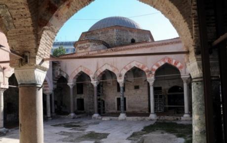 Λεμπέτ Τζαμί Τζαμιά Χαμζά Μπέη Τζαμί Το τζαμί του Λεμπέτ βρίσκεται στο πρώην στρατόπεδο Παύλου Μελά στη Σταυρούπολη Θεσσαλονίκης και χρίστηκε στα τέλη του 19ου αιώνα από έγκλειστους στο στρατόπεδο