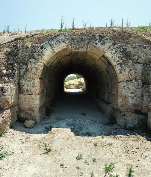 Στάση 3η: Το κοίλο Το κοίλο είχε διάμετρο 125 μέτρα (εικ. 2). Δύο οριζόντιοι διάδρομοι, τα διαζώματα, το χώριζαν σε τρία μέρη. Έχει ανασκαφεί μόνο τμήμα του κατώτερου μέρους.