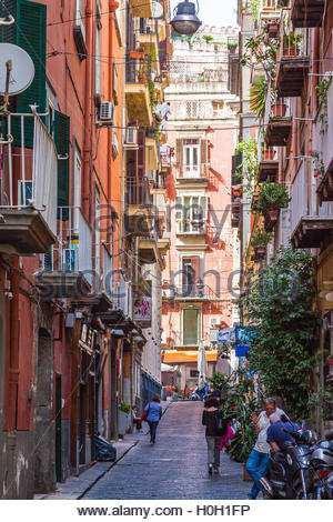 Η ροµαντική Νάπολη είναι η µεγαλύτερη πόλη της νότιας Ιταλίας.