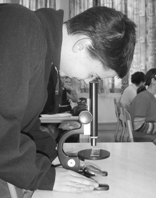 1. O U»BENI KEM KOMPLETU Komu je namenjen komplet Biologija 8 Komplet Biologija 8 vsebuje uëbenik, delovni zvezek, CD, videokaseto Skriti svet prπic ter priroënik za uëitelje.