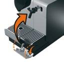 Open het opbergvakje met het ontkalkingspijpje. Plaats het ontkalkingspijpje in stoomaansluiting van de machine. Ανοίξτε τη θύρα αποθήκευσης του σωλήνα καθαρισμού καθαλατώσεων.
