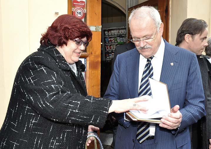 4 AKTUALITY V poslednom čísle Štiavnických novín sme uverejnili obsiahly materiál o návšteve prezidenta SR v našom meste pri príležitosti udelenia mu čestného občianstva mesta Banská Štiavnica.