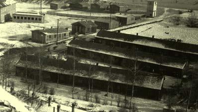 obujamo preteklost 49 Gradisove barake ob novi ambulanti (1951) Nove delavske hišice ob Suhi (1951) Leta 1951 je prvi sneg v Guštanju hitro pobelil okolico in zagrnil sledi pospešene gradnje in