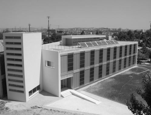 Πεξηπηώζεηο ελζσκαησκέλσλ θσηνβνιηατθώλ ζπζηεκάησλ ζε θηίξηα ηα πιενλεθηήκαηα ησλ ελζσκαησκέλσλ ζπζηεκάησλ ΑΠΔ ζπγθαηαιέγνληαη: Η κεδεληθή ξύπαλζε Η αζόξπβε ιεηηνπξγία Η αμηνπηζηία θαη ε κεγάιε
