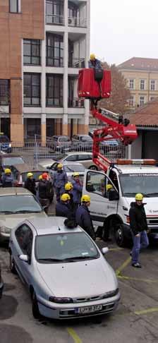 povijemo z izolirnim trakom, b) del kabla, ki je poškodovan, prekrijemo z lesenim pokrovom, da zavarujemo delavce pred neposrednim dotikom, c) poškodovani del kabla odstranimo in ga zamenjamo z