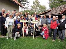 Po prihodu smo si ogledali JakliËev dom, v katerem so: kinodvorana, gledališëe, knjižnica in muzejska zbirka, ki prikazuje dobrepoljske obiëaje, pustne noše in staro pohištvo.