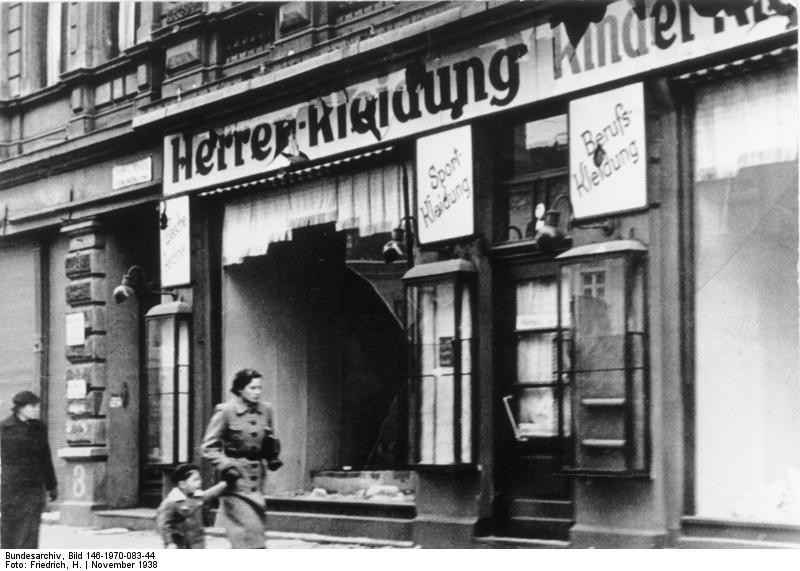 «Νύχτα των Κρυστάλλων» Μαγδεμβούργοκατεστραμμένο εβραϊκό κατάστημα (μετά τη «Νύχτα των Κρυστάλλων» στις 9.11.1938) Νοέμβριος 1938 Friedrich, H. CC-BY-SA 3.