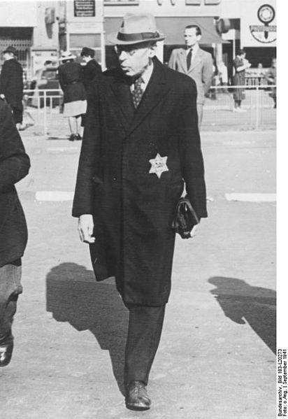 Εβραϊκό Άστρο 2 Γηραιός άνδρας με εβραϊκό άστρο (26.9.1941) Bundesarchiv, Bild 183- L20273 / CC-BY-SA 3.0 https://upload.wikimed ia.