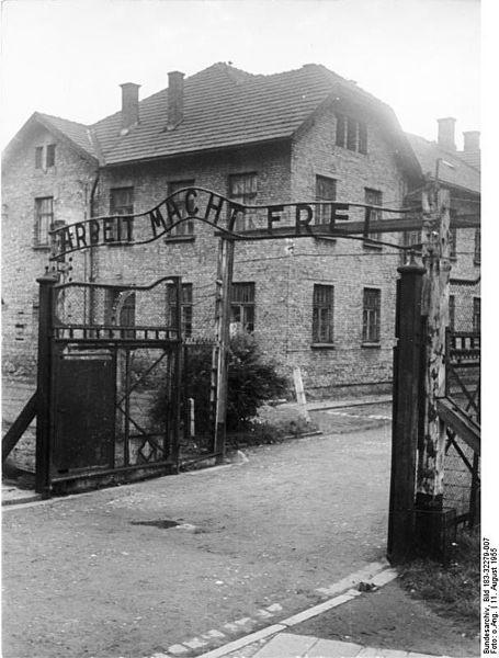 Η πύλη του Άουσβιτς («Η εργασία απελευθερώνει») Bundesarchiv, Bild 183-32279-007 / CC-BY-SA 3.0 https://upload.wikimedia.