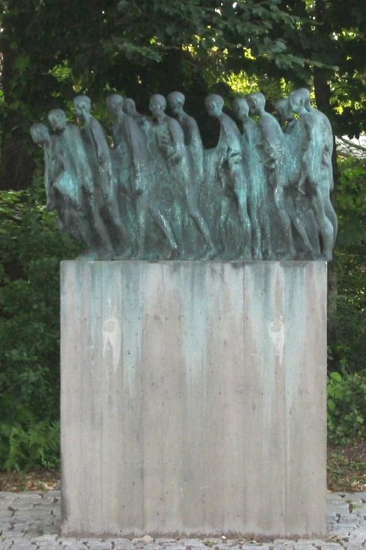 Μνημείο για την πορεία θανάτου Μνημείο για την πορεία θανάτου από το στρατόπεδο συγκέντρωσης Νταχάου προς το νότο, τον Απρίλιο του 1945.
