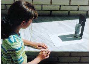 Φυσική ΣΤ τάξης Ι Ενότητα «ΦΩΣ» 2 Όργανα - Υλικά µαύρο χαρτόνι ψαλίδι ταινία κυλινδρικό γυάλινο ποτήρι νερό λευκό χαρτί Άνοιξε στη µέση του