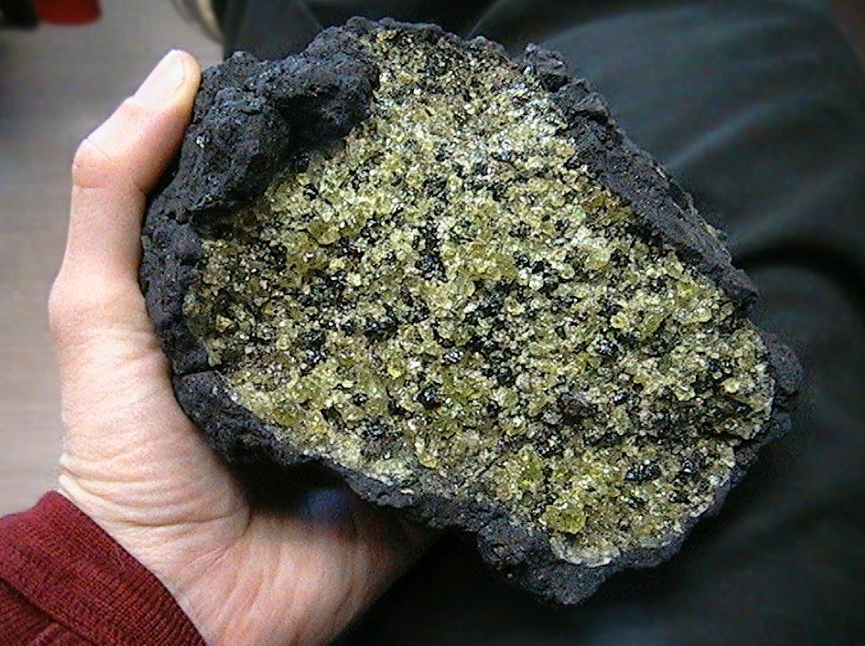 Τύποι πετρωμάτων στον Μανδύα Peridotite is the dominant rock type of the Earth s upper mantle Lherzolite: fertile unaltered mantle;