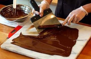 ΤΕΧΝΙΚΗ ΜΕ ΤΟ ΧΕΡΙ - Αφού λιώσει η σοκολάτα απλώνουμε στο μάρμαρο τα 2/3 της ποσότητας. - Δουλεύουμε με παλέτα ή σπάτουλα για να απλωθεί και να κατέβει η θερμοκρασία στους 27 C.
