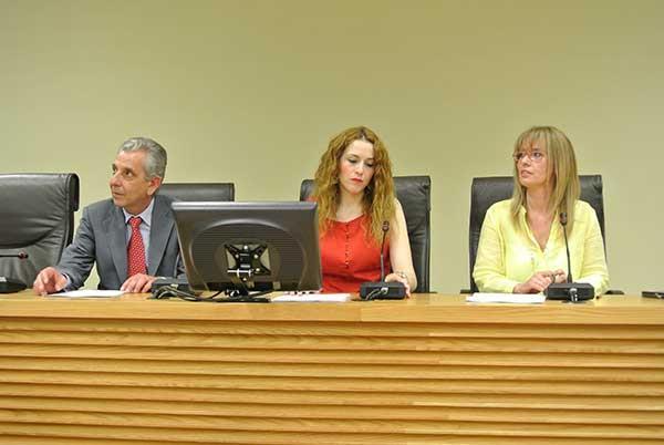 Στην ίδια παρουσίαση ο Συμπαραστάτης περιέγραψε τη λειτουργία του θεσμού μέσω πραγματικών υποθέσεων που επιλύθηκαν και απάντησε σε ερωτήματα των δημοτών.