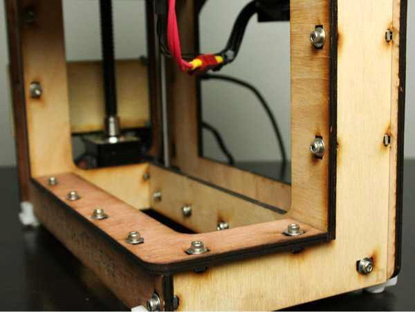 Εικόνα 1-6 MakerGear Mosaic με κόντρα πλακέ σκελετό Ένα σκελετός κόντρα πλακέ χρησιμοποιεί κατασκευή εσοχών, όπου δυο κομμάτια κόντρα πλακέ κρατιούνται μεταξύ τους με το ένα κομμάτι να μπαίνει στην