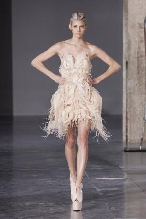 Εικόνα 4-9 Δαντελένιο φόρεμα της Iris van Herpen 4.4.2 3D παπούτσια Εκτός από φορέματα και φούστες η van Herpen, πειραματίστηκε και με 3D εκτυπωμένα παπούτσια.