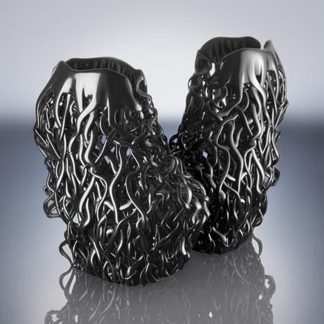 Εικόνα 4-10 Παπούτσια της Iris van Herpen Η εταιρεία Continuum Fashion δημιούργησε τα παπούτσια Strvct, τα οποία περιλαμβάνουν μερικά διαφορετικά σχέδια και μπορούν να διαμορφωθούν προσωπικά για κάθε