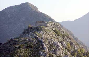 ΤΟ ΚΟΥΓΚΙ Στην κορυφή του λόφου του Κουγκίου υπάρχει κάστρο κτισμένο από τον καλόγερο Σαμουήλ με εράνους που έκανε στα γύρω χωριά.