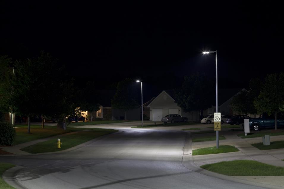 Φωτισμό Ασφαλείας μπορεί να αποτελέσει ακόμα και φωτεινή πηγή που υπάρχει στον περιβάλλοντα χώρο, όπως ο φωτισμός δρόμου.