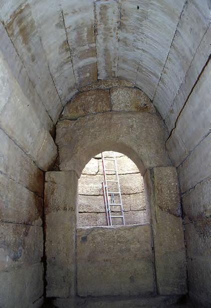 Δεξιά και αριστερά στα τοιχώματα του αγωγού υπήρχαν λιθόπλινθοι, ο δε πυθμένας του ήταν στρωμένος με κεραμίδες.