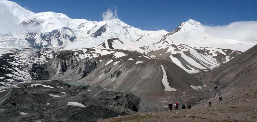 Imos os 6 do grupo e tamén os únicos, e avanzamos ao ritmo que a altitude nos permite. Chegamos por fin ao coitelo que é unha inclinación de neve dura duns 45-50º e cunha corda fixa.