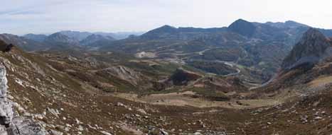 Comezamos a camiñar ás 10 tomando un sendeiro asfaltado e con marcas de PR (665 m) á nosa esquerda, sen perda seguindo as marcas, aproximámonos ao Desfiladeiro dos Arrudos, que ascende seguindo o río