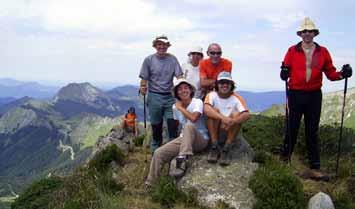 Ademais, os nosos montañeiros organizaron numerosas expedicións a unha boa parte dos diferentes macizos montañosos do mundo para ascender os seus cumes máis altos.