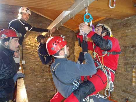 Espeleoloxía Curso de técnicos deportivos en espeleoloxía e descenso de canóns Texto e fotos : Carolina Rodríguez 4 espeleólogos do Club obteñen o título de Técnicos Deportivos de Nivel II A Lei