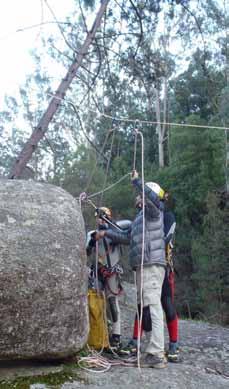 Montañeiros Celtas Espeleoloxía dados e tirolinas, conversión de ascenso a descenso e triangulacións e códigos de nós.
