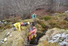 Espeleoloxía A espeleoloxía Celta viaxa a terras burgalesas Texto e fotos : Carolina Rodríguez Un grupo de espeleólogos de Montañeiros Celtas organizaron unha viaxe espeleolóxica por terras