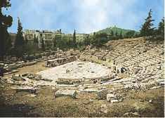 Οι Αθηναίοι παρακολουθούσαν πολλές θεατρικές παραστάσεις, επειδή έτσι μορφώνονταν και ψυχαγωγούνταν.