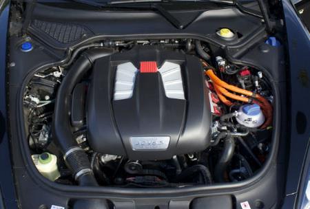 0-λίτρων supercharged six feeding κινητήρα μέσω Tiptronic S manumatic transmission 8-ταχυτήτων. Επίσης, διαθέτει έναν AC ηλεκτροκινητήρα 95 ίππων σε συνδυασμό με μια μπαταρία 9.4kWh ιόντων λιθίου.