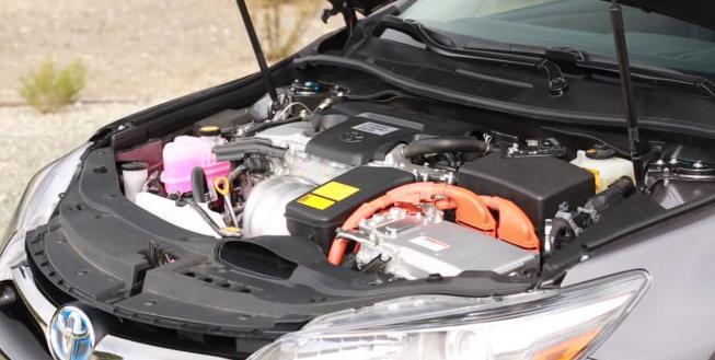 5Ah/650V μπαταρία NiMh. Τέλος, η ισχύς διοχετεύεται μέσω CVT μετάδοσης με τρεις τρόπους μετάδοσης κίνησης υβριδικό, ECO και EV και για χαμηλής-ταχύτητας, μικρής-εμβέλειας ηλεκτρική πρόωση. 7.1.1.6. Toyota Highlander Hybrid Εικόνα 20 Toyota Highlander Hybrid Το Highlander Hybrid κυκλοφορεί σε δυο εκδόσεις, τη Limited και Limited Platinum.
