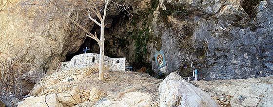 Θενηφθνπ, ηελ ηζηφξεζε ηνπ Αθάζηζηνπ Όκλνπ, θαζψο θαη ηελ ηζηφξεζε ηνπ καξηπξίνπ ηεο ηνπηθήο Αγίαο Υξπζήο.