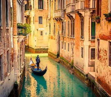 Η Βενετία (ιταλικά: Venezia) είναι πόλη χτισμένη πάνω σε μια ομάδα 118 μικρών νησιών που