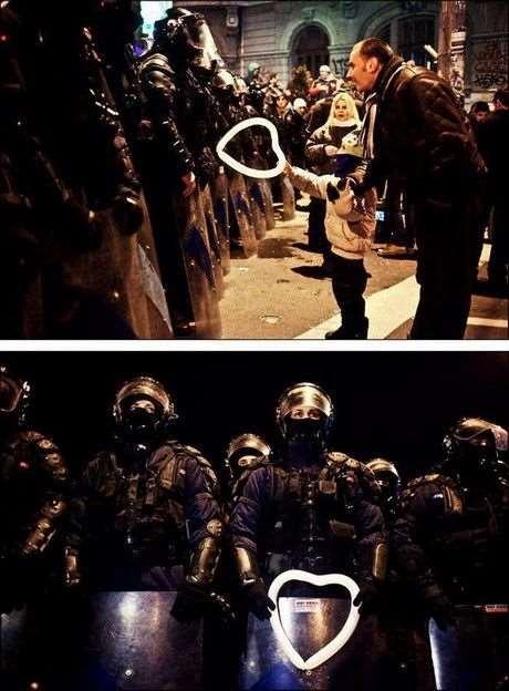 Ένα παιδί δίνει ένα μπαλόνι σε σχήμα καρδιάς σε ένα αστυνομικό κατά