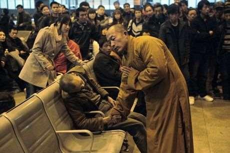 . Ο μοναχός προσεύχεται για τον άγνωστο ηλικιωμένο άνδρα που