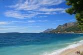 500 m2 Opis: Mjesto Gradac je izrazito turističko, s uređenim plažama i turističkim sadržajima. Od Makarske udaljeno 30 km, a od Ploča 12 km.