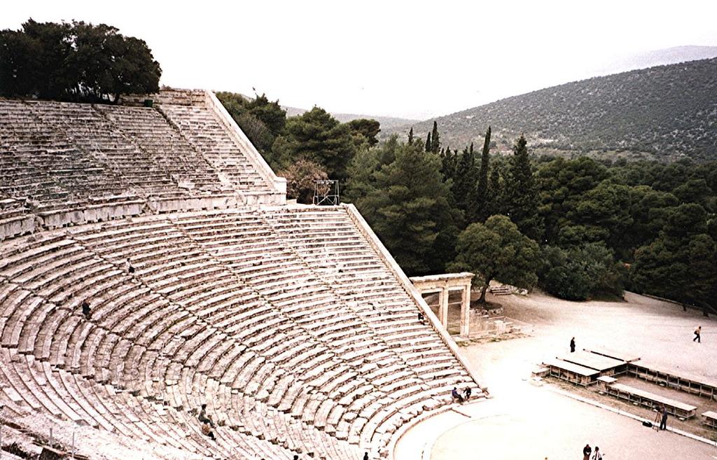 Αρχαίο ελληνικό θέατρο 5 Θρησκεία - Εκπαίδευση - Πολιτική Όλες οι δραματικές παραστάσεις διδάσκονταν κατά τη διάρκεια των γιορτασμών προς τιμήν του Διόνυσου.