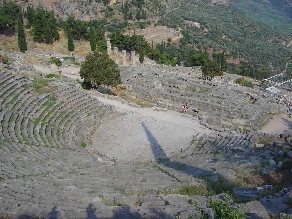 Αρχαίο ελληνικό θέατρο 6 αγωνίζονταν πέντε ποιητές, που παρουσίαζαν ένα μόνον έργο τους.