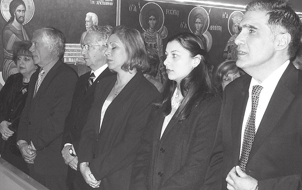 Ιγνάτιος, βοηθούμενος από άλλους ιερείς και χοροστατούντος του σεβασμιωτάτου κ.κ. Σωτηρίου.