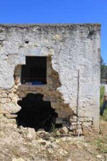 καθίζησης στη θέση του βοηθητικού ανοίγματος επικοινωνίας με το υπόγειο (κατώι).