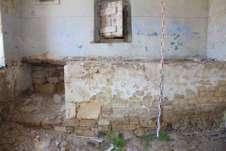καταρρεύσει το άνω μέρος της λιθοδομής. Ο τοίχος στα όρια του δρόμου αποτελείται από τρεις λιθοδομές ανεπαρκώς συνδεδεμένες μεταξύ τους.