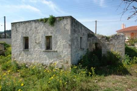 Ο κύριος κορμός του σπιτιού αποτελείται από δύο κάμαρες σχεδόν τετράγωνες-εδρασμένες σε διαφορετικά επίπεδα- και ένα υπόγειο. Και οι δύο κάμαρες έχουν απευθείας επικοινωνία με τον εξωτερικό χώρο.