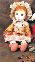Έκθεση αγαπημένων παιχνιδιών Πάνινη χειροποίητη κούκλα με κεντημένα τα χαρακτηριστικά του προσώπου. Έχει άσπρο καπέλο, μαλλιά από κίτρινο νήμα και πάνινο σώμα, παραγεμισμένο με βαμβάκι.