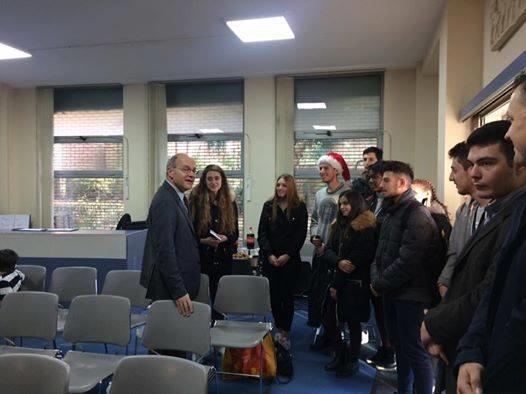 Την ίδια ημέρα οι μαθητές επισκέφτηκαν την Ελληνική Πρεσβεία στο Λονδίνο όπου είπαν τα κάλαντα.